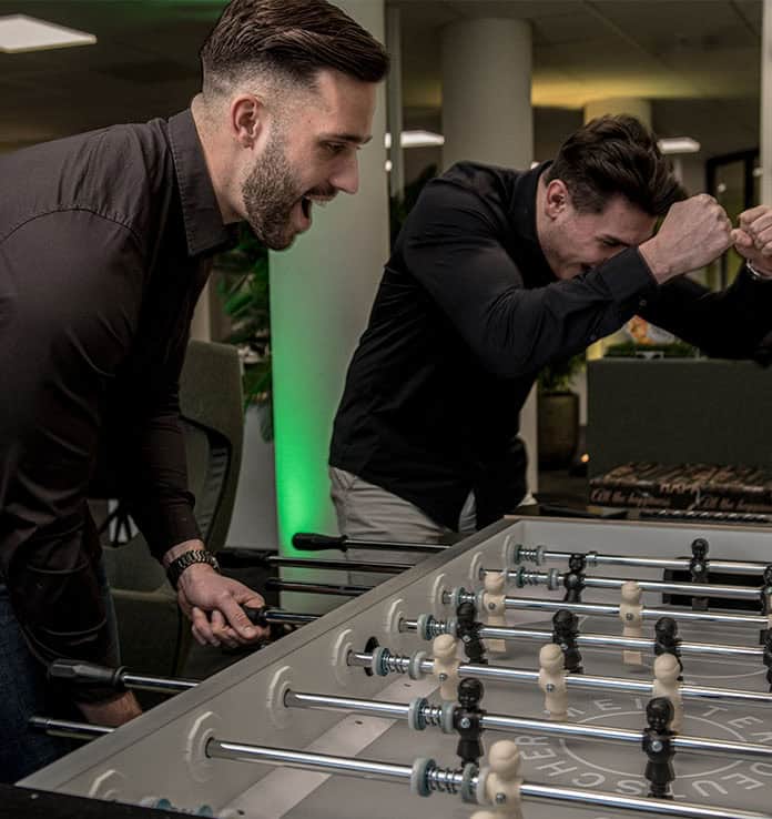 Collega's plezier hebben op kantoor